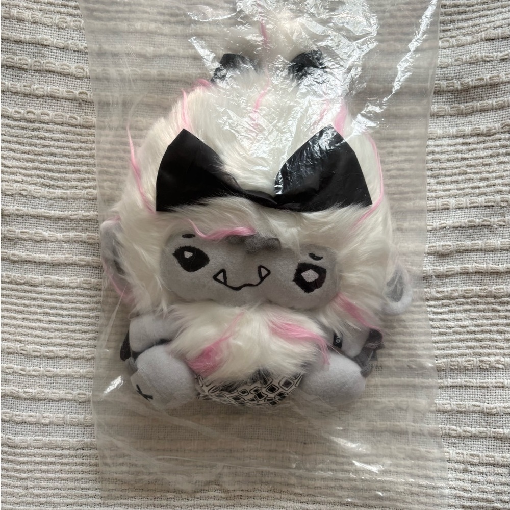 NWT SEALED Vamplets The Nightmare Nursery Roari Snow